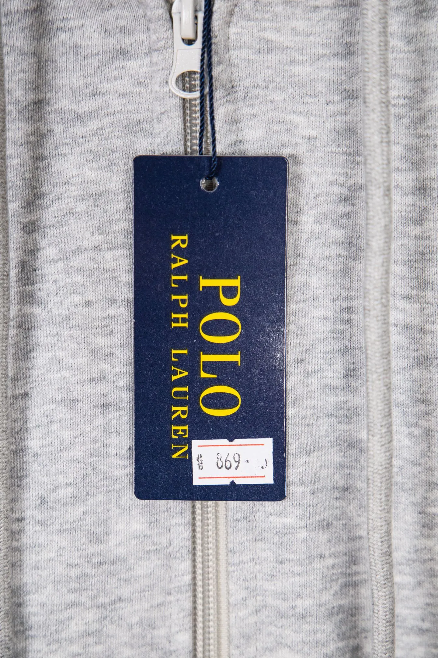 P230 Ralph Lauren/Ralph Lauren Malaysian embroidered zipper cardigan hooded sweatshirt. This sweatshirt is available for everyone in autumn and winter. You can wear it casually no matter how you wear it! ! This hooded sweatshirt is decorated with the simple style that represents Ralph Lauren and is paired with a pony embroidery pattern, which is three-dimensional and full! The solid color fabric paired with exquisite embroidery instantly sets it off! Hooded sports design, loose and casual fit! The overall texture is very strong! Through the pictures, we can feel the thickness and texture of custom-woven and dyed threads. The workmanship is exquisite. They are shipped from major foreign trade factories. They are all made by masters with many years of experience. Everything is of high standards and requirements! Simple and versatile model ~ Made of imported pique cotton fabric, which is super delicate and soft, close to the body without being tied. All fabrics and accessories are original custom-made and of high quality! Perfectly reflects the brand’s sense of superiority! Standard cut, comfortable stretch, unrestricted movement! Highly practical, high-end and classy! Versatile style ~ can be paired with jeans or jogging pants. Ideal for transitioning from your morning commute to weekend events! Size: S-XL Navy Black Gray